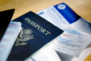 Foto de um passaporte ilustrando o posto sobre como renovar o documento